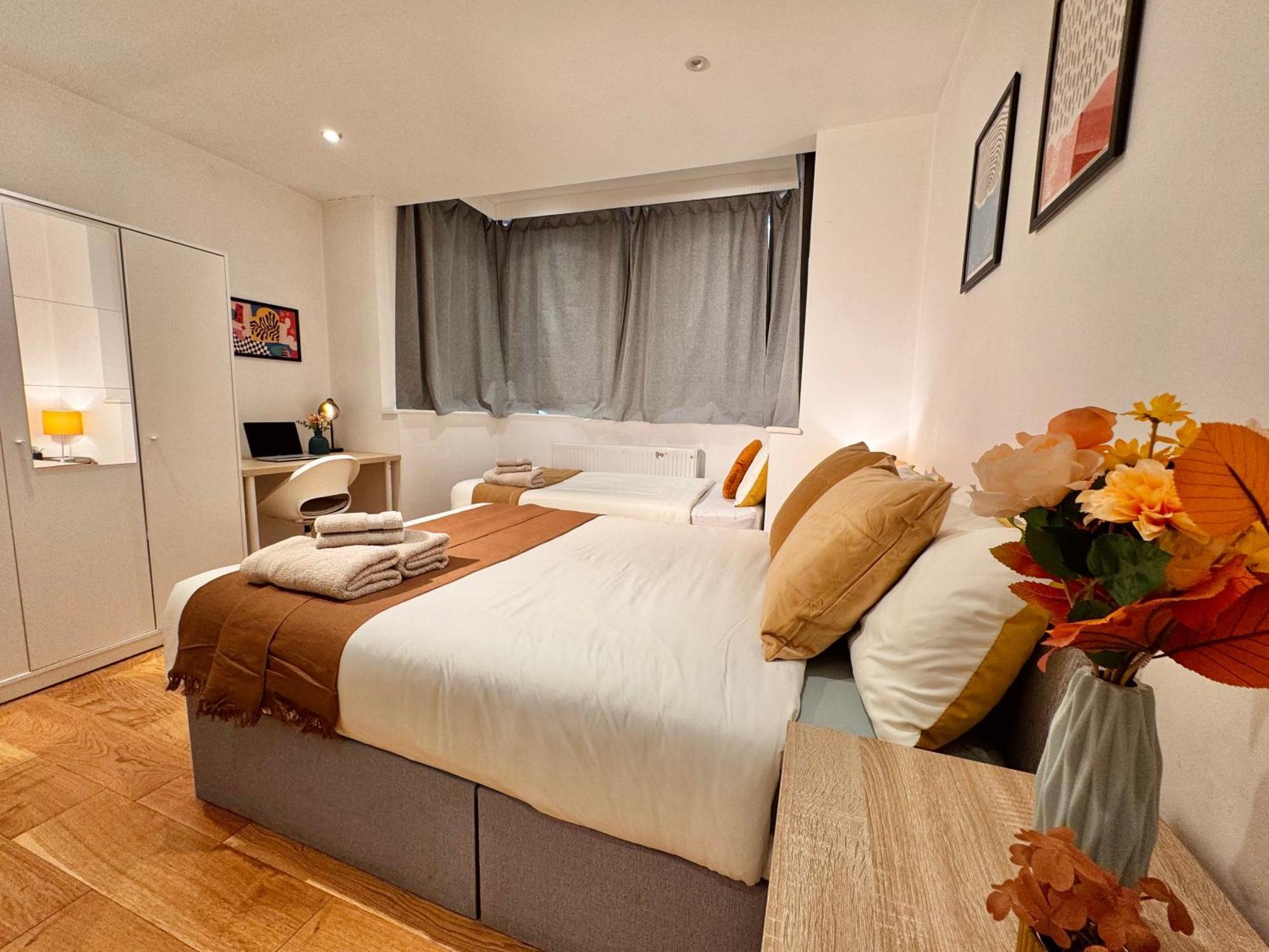 En-Suites With Free Parking 30Min To Central Лондон Екстер'єр фото