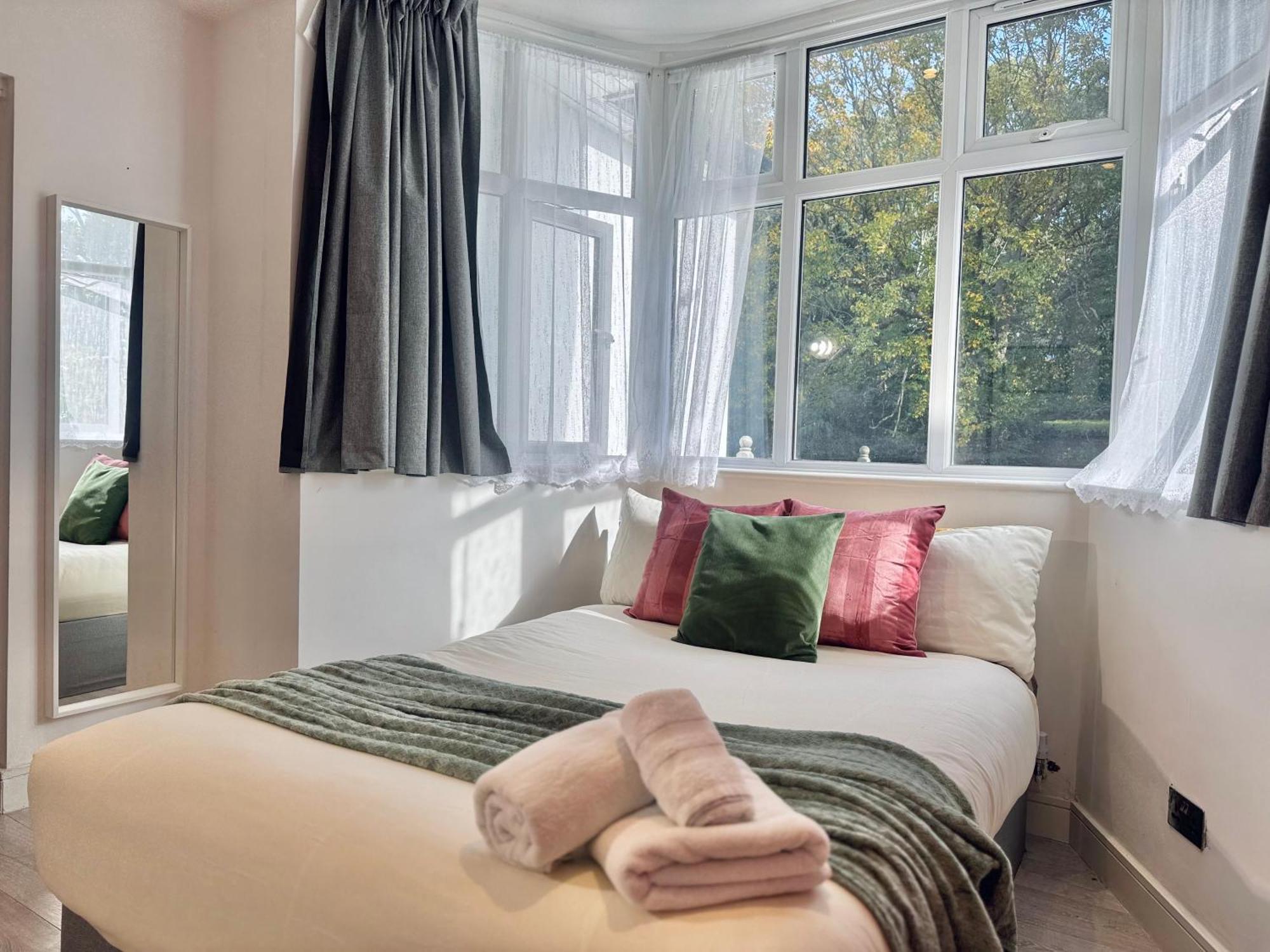 En-Suites With Free Parking 30Min To Central Лондон Екстер'єр фото