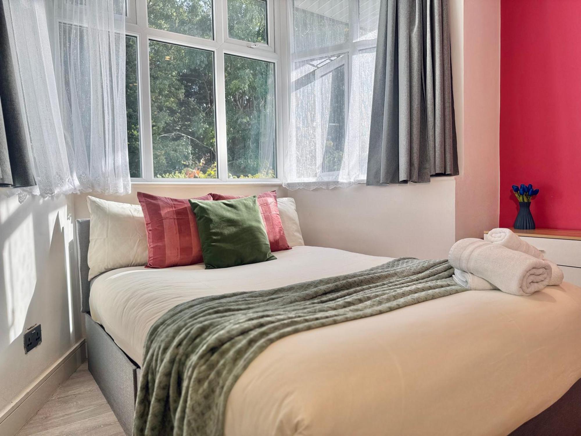 En-Suites With Free Parking 30Min To Central Лондон Екстер'єр фото