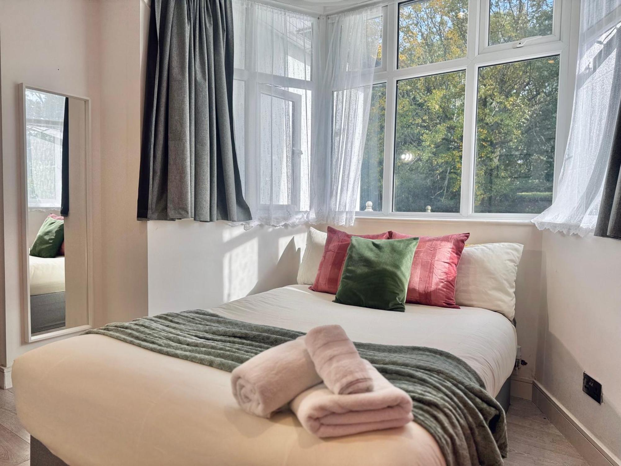 En-Suites With Free Parking 30Min To Central Лондон Екстер'єр фото